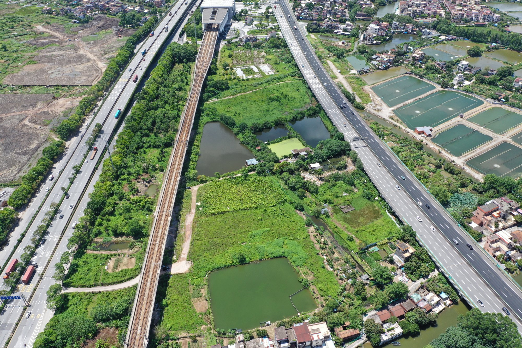 顺德站南项目实景航拍，显示城际轨道、碧桂路、高速和场地现状